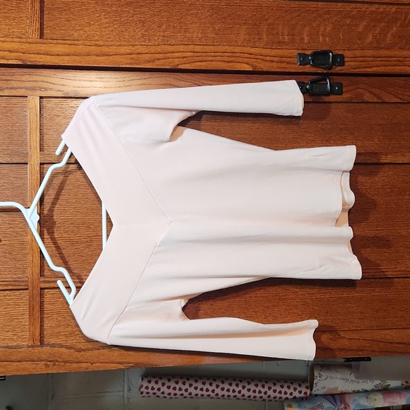 Kenzie Size Small Knotted Rolled V-neck Top - Picture 5 of 5